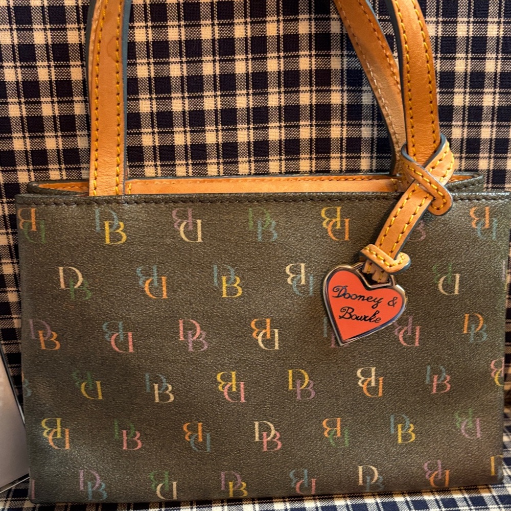 Dooney & Bourke Olive Signature Mini bag with Tan Trim and Heart Charm; Y2K - Picture 2 of 11